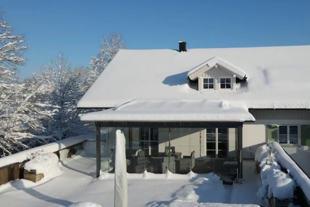 Wintergarten am Haus, mit Schnee bedeckt