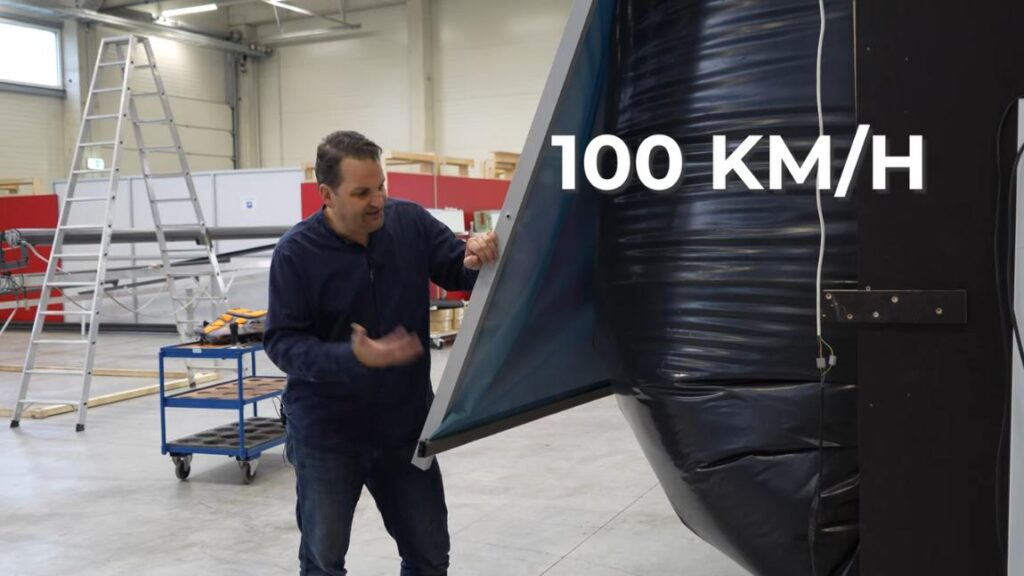 Nahaufnahme des Sonnenschutzsystems während des Windtests, bei dem Windgeschwindigkeiten von 100 km/h simuliert werden. Falls du spezifische Änderungen oder einen anderen Fokus für die Alt-Texte wünschst, lass es mich wissen! Audio-Chat beendet