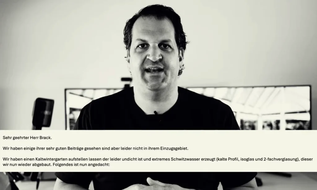 Schwarz‑weißes Porträt von Herrn Brack vor Monitoren; im unteren Bildbereich eingeblendeter Kommentar zu einem undichten Kaltwintergarten.