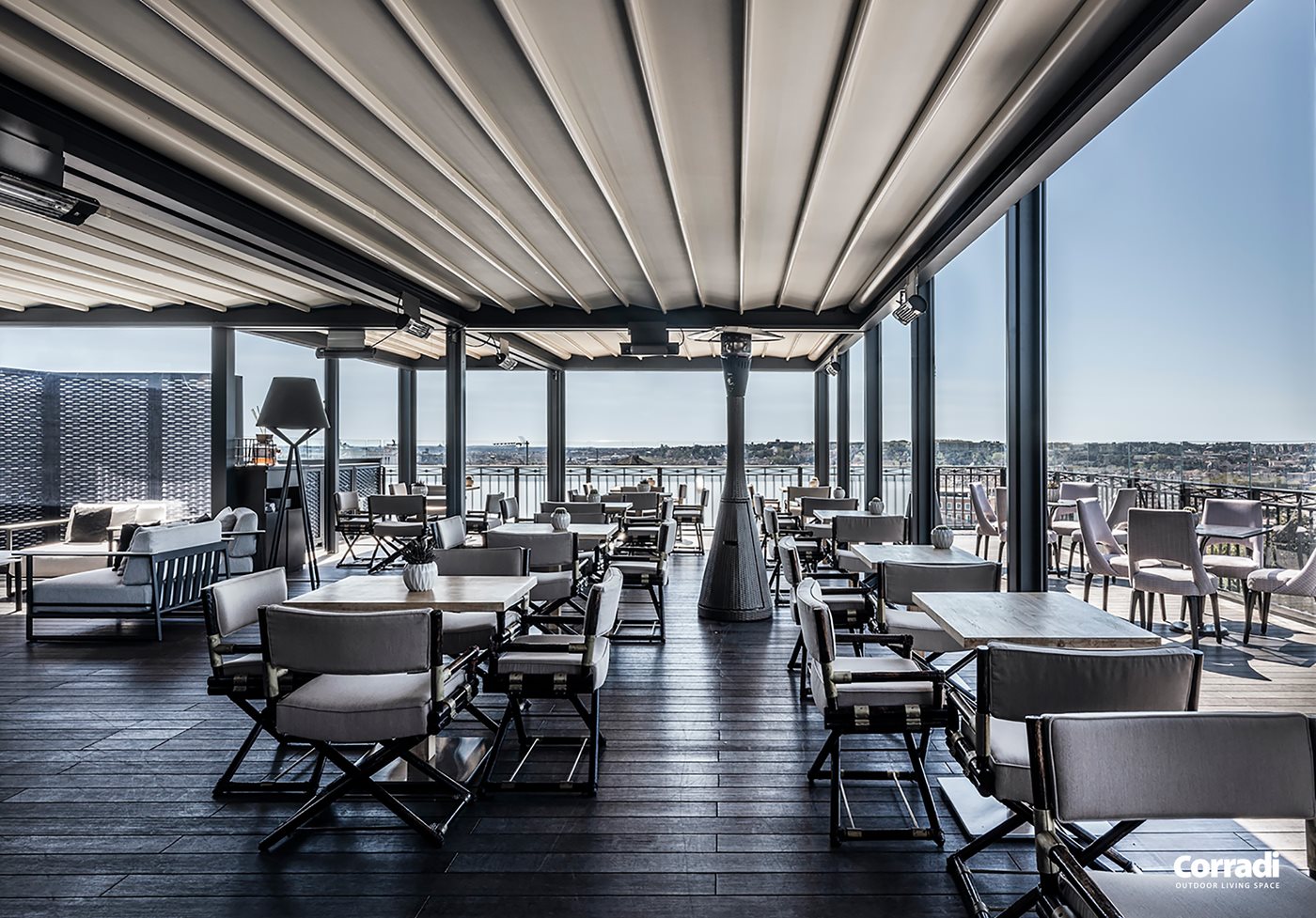 Großes Faltdach über dem Außenbereich eines Restaurants.